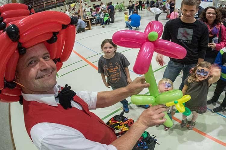 Kinderunterhalter mit Ballonfiguren